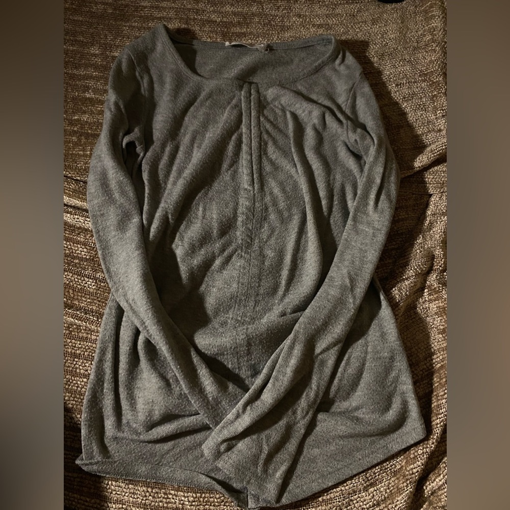 pretty gray xs long sleeve tight but comfy shirt🤍